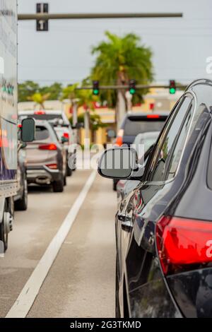 Elektroauto, das an eine Ladestation in Naples, Florida, angeschlossen ist Stockfoto