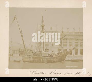 Kai mit einer Nachbildung der Santa Maria van Columbus; Santa Maria (Schiff von Columbus). . Stockfoto