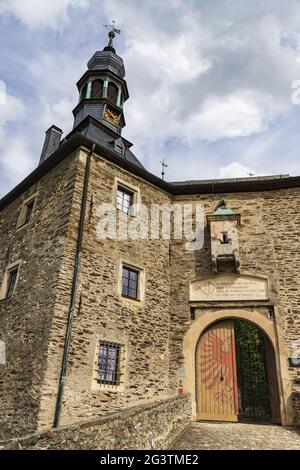 Das Burgtor von Schloss Lauenstein mit Inschrift und Machicoulis Stockfoto