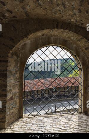 Der Durchgang durch die Burgmauer des Kernschlosses Lauenstein mit Schrankenzaun, dem äußeren Schlagstock Stockfoto