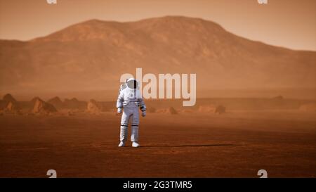 Astronaut auf der Marsoberfläche. Roter Planet bedeckt mit Gas und Felsen Stockfoto