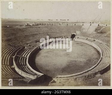 Das Innere des Amphitheaters von Pompei; Pompei anfiteatro. Teil des Reisealbums mit Bildern von Sehenswürdigkeiten in Italien und Frankreich. Stockfoto