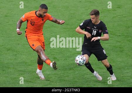 Amsterdam, Niederlande. Juni 2021. Memphis Depay (L) aus den Niederlanden schießt den Ball während des UEFA Euro 2020 Championship Group C-Spiels zwischen den Niederlanden und Österreich in Amsterdam, Niederlande, 17. Juni 2021. Quelle: Zheng Huansong/Xinhua/Alamy Live News Stockfoto
