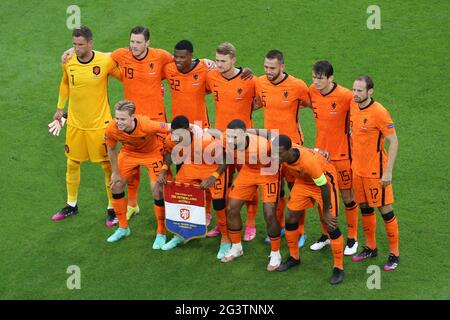 Amsterdam, Niederlande. Juni 2021. Die Spieler der Niederlande posieren für Gruppenbilder während des UEFA Euro 2020 Championship Group C Spiel zwischen den Niederlanden und Österreich in Amsterdam, Niederlande, 17. Juni 2021. Quelle: Zheng Huansong/Xinhua/Alamy Live News Stockfoto