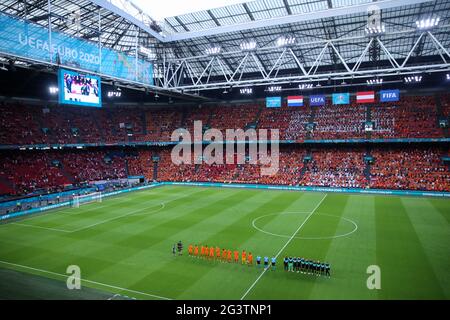 Amsterdam, Niederlande. Juni 2021. Spieler aus Österreich (R) und den Niederlanden stehen vor dem UEFA Euro 2020 Championship Group C Spiel in Amsterdam, Niederlande, am 17. Juni 2021 an. Quelle: Zheng Huansong/Xinhua/Alamy Live News Stockfoto
