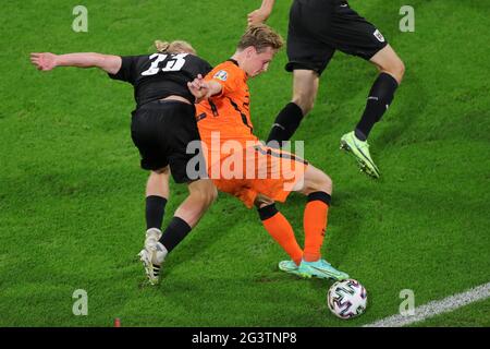 Amsterdam, Niederlande. Juni 2021. Frenkie de Jong aus den Niederlanden kontrolliert den Ball während des UEFA Euro 2020 Championship Group C Spiels zwischen den Niederlanden und Österreich in Amsterdam, Niederlande, 17. Juni 2021. Quelle: Zheng Huansong/Xinhua/Alamy Live News Stockfoto