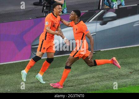 Amsterdam, Niederlande. Juni 2021. Denzel Dumfries (R) aus den Niederlanden feiert sein Tor beim UEFA Euro 2020 Championship Group C Spiel zwischen den Niederlanden und Österreich in Amsterdam, Niederlande, 17. Juni 2021. Quelle: Zheng Huansong/Xinhua/Alamy Live News Stockfoto