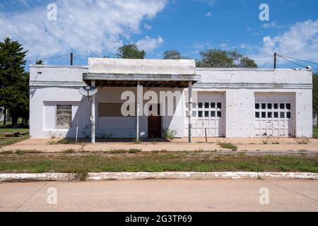 Canute, Oklahoma - 6. Mai 2021: Verlassene Tankstelle, verwittert und verrostet, entlang der alten historischen Route 66 Stockfoto