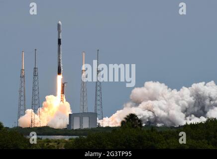 Cape Canaveral, Usa. Juni 2021. Eine SpaceX Falcon 9-Rakete, die den fünften Navigationssatelliten der dritten Generation der US-Weltraumkräfte für das Global Positioning System trägt, startet von der PAD 40 auf der Cape Canaveral Space Force Station. Der Satellit GPS III-5 wurde von Lockheed Martin gebaut. Kredit: SOPA Images Limited/Alamy Live Nachrichten Stockfoto