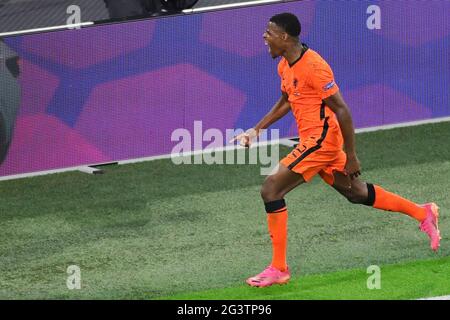 Amsterdam, Niederlande. Juni 2021. Denzel Dumfries aus den Niederlanden feiert sein Tor beim UEFA Euro 2020 Championship Group C Spiel zwischen den Niederlanden und Österreich in Amsterdam, Niederlande, 17. Juni 2021. Quelle: Zheng Huansong/Xinhua/Alamy Live News Stockfoto