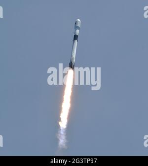 Cape Canaveral, Usa. Juni 2021. Eine SpaceX Falcon 9-Rakete, die den fünften Navigationssatelliten der dritten Generation der US-Weltraumkräfte für das Global Positioning System trägt, startet von der PAD 40 auf der Cape Canaveral Space Force Station. Der Satellit GPS III-5 wurde von Lockheed Martin gebaut. Kredit: SOPA Images Limited/Alamy Live Nachrichten Stockfoto