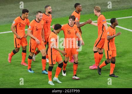Amsterdam, Niederlande. Juni 2021. Die Spieler der Niederlande feiern ein Tor beim UEFA Euro 2020 Championship Group C Spiel zwischen den Niederlanden und Österreich in Amsterdam, Niederlande, 17. Juni 2021. Quelle: Zheng Huansong/Xinhua/Alamy Live News Stockfoto