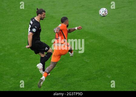 Amsterdam, Niederlande. Juni 2021. Memphis Depay (R) aus den Niederlanden schießt den Ball während des UEFA Euro 2020 Championship Group C-Spiels zwischen den Niederlanden und Österreich in Amsterdam, Niederlande, 17. Juni 2021. Quelle: Zheng Huansong/Xinhua/Alamy Live News Stockfoto