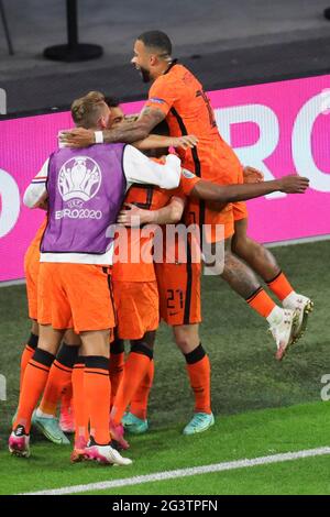 Amsterdam, Niederlande. Juni 2021. Die Spieler der Niederlande feiern ein Tor beim UEFA Euro 2020 Championship Group C Spiel zwischen den Niederlanden und Österreich in Amsterdam, Niederlande, 17. Juni 2021. Quelle: Zheng Huansong/Xinhua/Alamy Live News Stockfoto