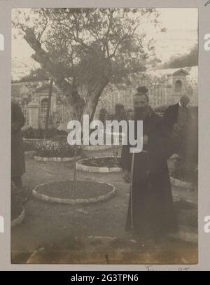 Franziskanermönch im Garten von Getsemane am Fuße des Olivenbergs in Jerusalem. Teil des Fotoalbums von einer Reise durch Südeuropa und den Nahen Osten. Stockfoto