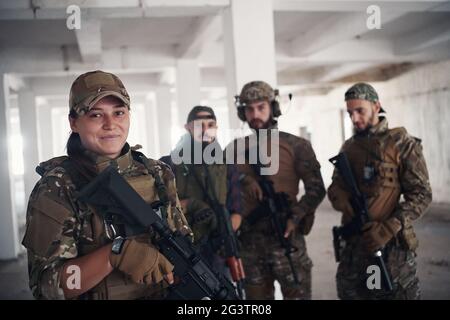 Soldier Squad Team Portrait in städtischen Umfeld Stockfoto