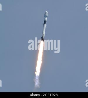 Cape Canaveral, Usa. Juni 2021. Eine SpaceX Falcon 9-Rakete, die den fünften Navigationssatelliten der dritten Generation der US-Weltraumkräfte für das Global Positioning System trägt, startet von der PAD 40 auf der Cape Canaveral Space Force Station. Der Satellit GPS III-5 wurde von Lockheed Martin gebaut. (Foto von Paul Hennessy/SOPA Images/Sipa USA) Quelle: SIPA USA/Alamy Live News Stockfoto