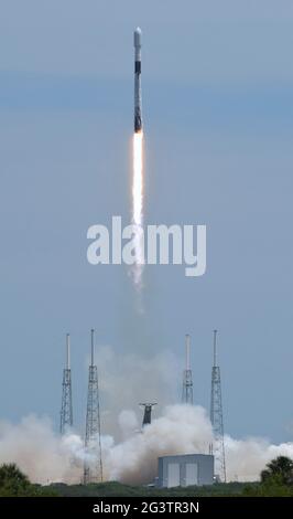 Cape Canaveral, Usa. Juni 2021. Eine SpaceX Falcon 9-Rakete, die den fünften Navigationssatelliten der dritten Generation der US-Weltraumkräfte für das Global Positioning System trägt, startet von der PAD 40 auf der Cape Canaveral Space Force Station. Der Satellit GPS III-5 wurde von Lockheed Martin gebaut. (Foto von Paul Hennessy/SOPA Images/Sipa USA) Quelle: SIPA USA/Alamy Live News Stockfoto