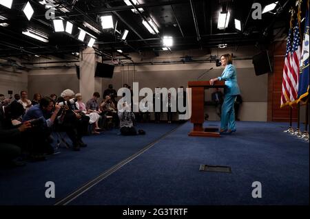 Washington, Usa. Juni 2021. Die Sprecherin des Hauses, Nancy Pelosi (D-CA), spricht auf ihrer wöchentlichen Pressekonferenz. Kredit: SOPA Images Limited/Alamy Live Nachrichten Stockfoto