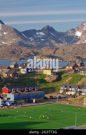 Fußballplatz im Osten grönlands - Tasilaq Stockfoto