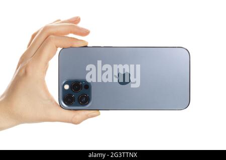 IPhone 12 Pro Max in weiblicher Hand. Stockfoto