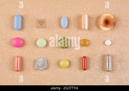 Medikamentensammlung. Verschiedene bunte Drogen, Pillen und Tabletten. Stockfoto