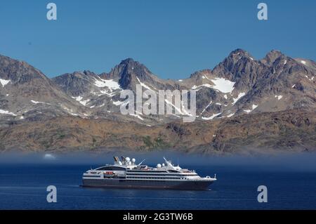 Kreuzschiff in Tasilaq Stockfoto