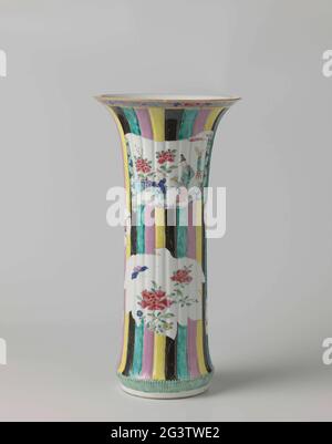 Becherglas Vase mit Figuren, Blütensprühen und glücklichen Symbolen in geformten Tafeln auf mehrfarbigem Boden. Bek Porzellanschrott mit Trompetenhals und gerippter Wand, auf die Glasur in blau, rot, rosa, grün, gelb gemalt, Lila, schwarz und Gold. An der Wand Kartuschen vor einem gemeinsamen Hintergrund von vertikalen Reifen (Harlekin-Muster); Zwei Kartuschen in Form von offenen Rollen mit einer Dame (langer Lijs) mit Jungen (Ozean) in einem umzäunten Garten mit blühenden Pflanzen, darunter zwei blattförmige Kartuschen mit ponda-Zweig und Schmetterling, auf beiden Seiten der großen Kurse ein kleinerer Granatapfel und f Stockfoto