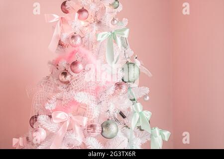 Pastell-Weihnachtsbaum-Look, Dekor in modernem Stil als Ferienwohnung Dekoration Stockfoto