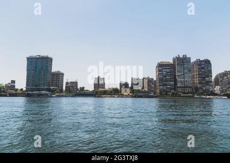 Kairo Blick vom Nil, Ägypten. Wolkenkratzer am Ufer des Nils. Stockfoto