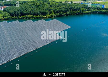 Luftaufnahme des schwimmenden Solarzellenplattform-Systems auf dem See Stockfoto