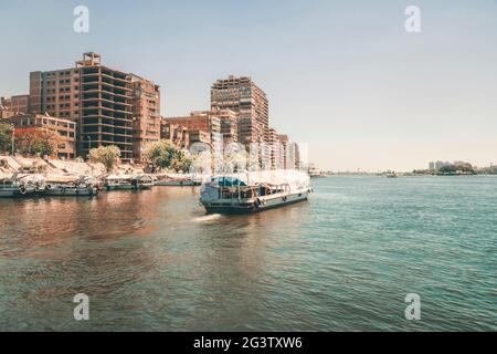 Touristen in einem überdachten Vergnügungsboot auf einer Besichtigungstour auf dem Nil Stockfoto