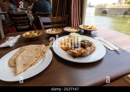 Scharf würziges Hähnchen Tikka Masala in einer Schüssel. Hühnerfleisch-Paprikrün mit Reis, indischem Naan-Butterbrot, Gewürzen, Kräutern. Patta Brot Fladenbrot, eine traditionelle Küche Stockfoto