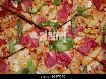 Köstliche, frische Pepperoni- und Pfefferpizza Stockfoto