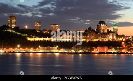 Skyline von Quebec City bei Sonnenuntergang mit dem St. Lawrence River im Vordergrund Stockfoto