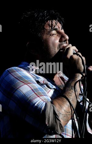 Wantagh, NY, USA. 5. August 2012. Chino Moreno, der Deftones, tritt beim System of A Down and Deftones Konzert im Nikon im Jones Beach Theater auf. Kredit: Steve Mack/Alamy Stockfoto