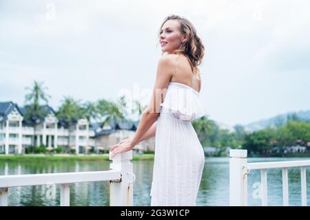 Frau am See Stockfoto