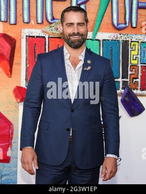 New York, NY, USA. Juni 2021. Brian Sims auf der Bühne von Playbill veranstaltet Live Concert GLIMMER OF LIGHT zur Feier des LGBTQ Pride Month, Radial Park in Halletts Point, Queens, New York, NY, 17. Juni 2021. Kredit: CJ Rivera/Everett Collection/Alamy Live Nachrichten Stockfoto