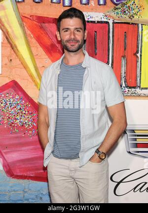 New York, NY, USA. Juni 2021. Adam Kantor auf der Bühne von Playbill veranstaltet Live Concert GLIMMER OF LIGHT zur Feier des LGBTQ Pride Month, Radial Park in Halletts Point, Queens, New York, NY, 17. Juni 2021. Kredit: CJ Rivera/Everett Collection/Alamy Live Nachrichten Stockfoto