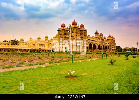 Mysore Palace während des Sonnenuntergangs in Mysuru, Indien Stockfoto