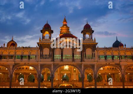 Mysore Palace während des Sonnenuntergangs in Mysuru, Indien Stockfoto