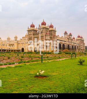 Mysore Palace während eines bewölkten Tages in Mysuru, Indien Stockfoto