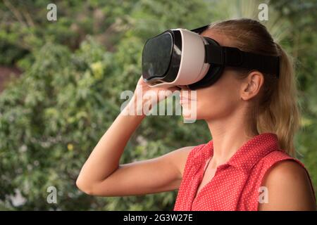 Frau nutzt Virtual-Reality-Brille im Freien Stockfoto