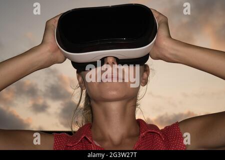 Frau nutzt Virtual-Reality-Brille im Freien Stockfoto