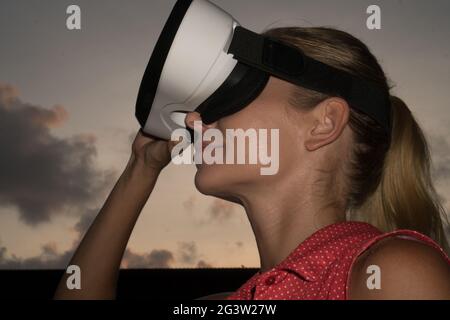 Frau nutzt Virtual-Reality-Brille im Freien Stockfoto