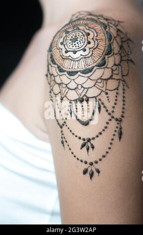 Nahaufnahme Henna-Tattoo auf der Schulter der Frau Stockfoto