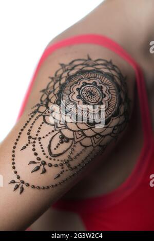 Nahaufnahme Henna-Tattoo auf der Schulter der Frau Stockfoto