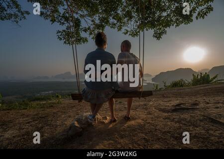 Pärchen auf der Bank über der wunderschönen tropischen Berglandschaft Stockfoto