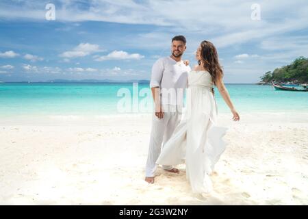 Attraktives junges Paar auf der tropischen Insel Stockfoto