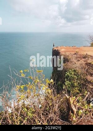 Mädchen Tourist auf der Klippe stehen Stockfoto